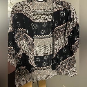 Waist length kimono in black, white and taupe colors. Great layering piece!!!